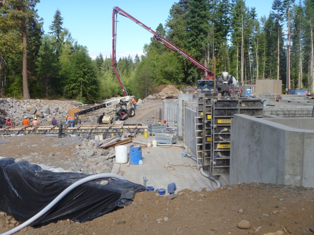 Installation of the Obermeyer weir into the bed of the East Fork Hood River channel